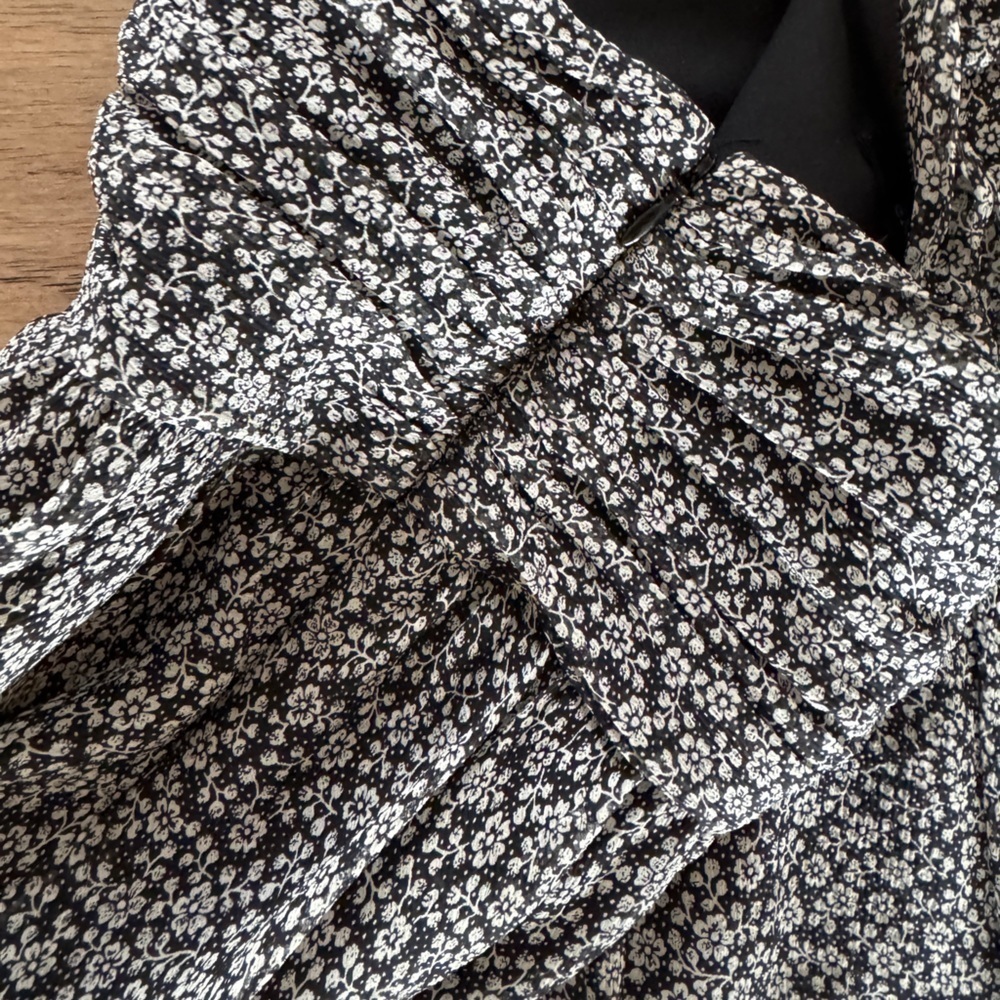 Express Size 0 Black White Floral Ruched Waist Mini Skirt - Chic & Feminine - Picture 5 of 5